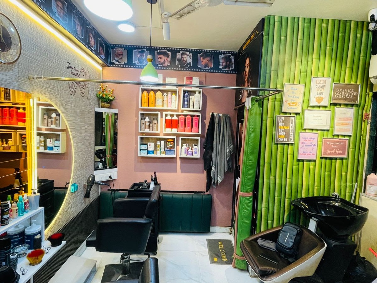 Beard styling and grooming setup at Hollywood Cuts, Andheri West