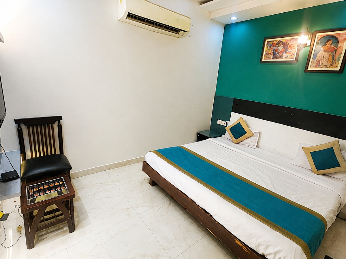 Cosy AC couple suite at Hotel Season Grand couple, Pitampura