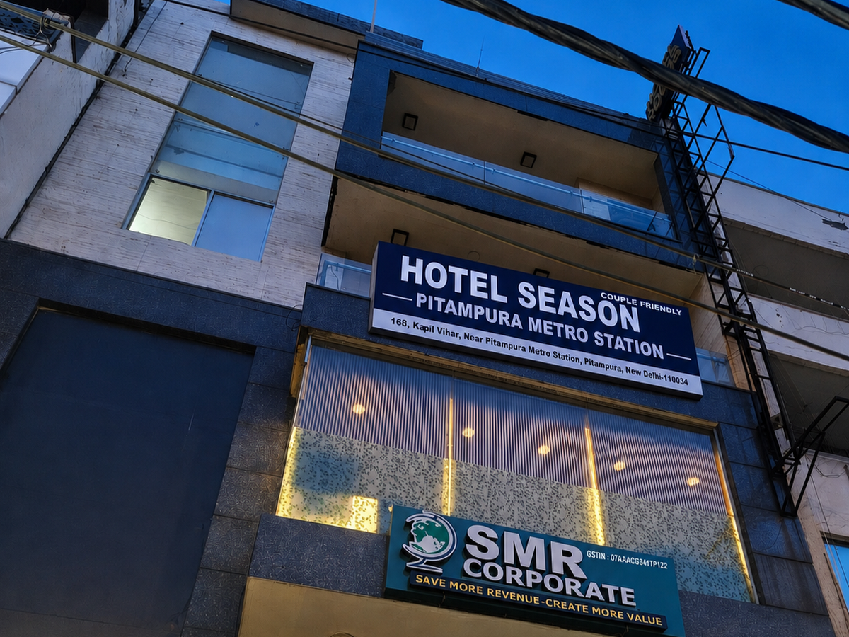 Couple-friendly luxury suite at Hotel Season Grand couple in Pitampura