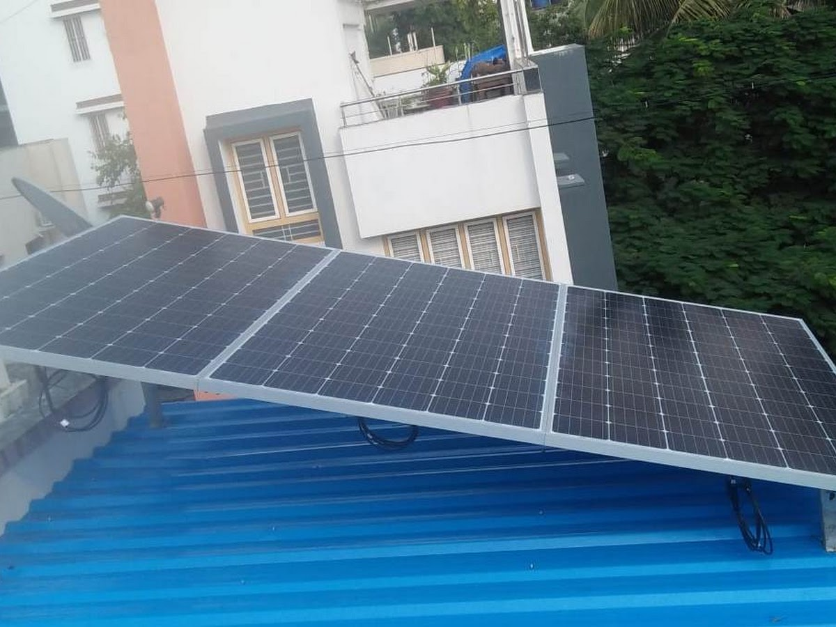 Erigo Energy technicians at work installing solar panels