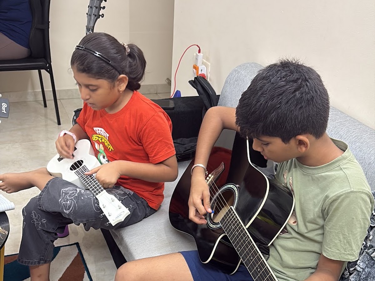 Kuldeep Sir teaching guitar technique to a beginner student