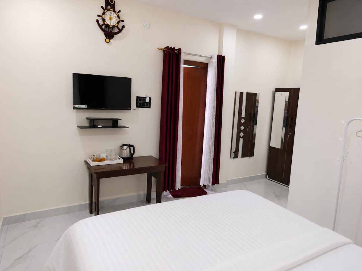 Spacious luxury room at Evergreen Home Stay, Durgapur